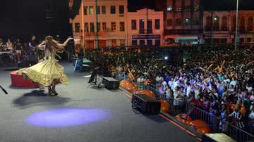 Imagem Réveillon de Salvador: "virei a branquinha mais neguinha", diz Daniela