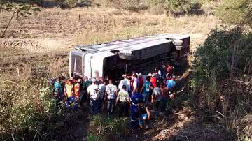 Imagem Jacobina: passageiros ficam feridos após ônibus tombar na BR-324