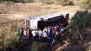 Imagem Jacobina: passageiros ficam feridos após ônibus tombar na BR-324
