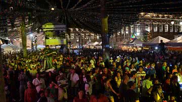 Imagem Público dançou e cantou com Carlos Pitta em mais um dia de festa no Pelourinho 