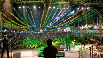 Imagem Amado Batista emociona multidão no São João de Irecê