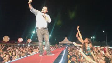 Imagem Xandy Avião faz "self" com fãs na passarela do Forró do Sfrega