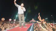 Imagem Xandy Avião faz "self" com fãs na passarela do Forró do Sfrega