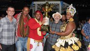 Imagem Camaçari: prefeito entrega troféu de quadrilha campeã