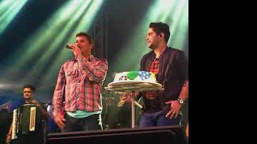 Imagem Jorge &amp; Mateus emocionam fãs no Forró do Sfrega
