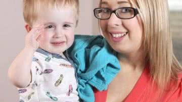 Imagem Com doença rara, menino de 3 anos mede 74 cm e usa roupa de bebê