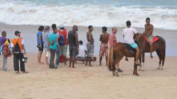 Imagem Testemunha garante ter ouvido cinco tiros em praia com corpo na Pituba