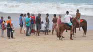 Imagem Testemunha garante ter ouvido cinco tiros em praia com corpo na Pituba
