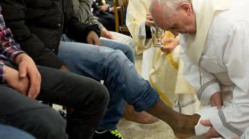 Imagem Papa Francisco lava e beija pés de prisioneiros