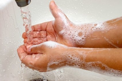 Imagem Brasileiro deveria tomar menos banhos e lavar mais as mãos, diz especialista