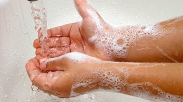 Imagem Brasileiro deveria tomar menos banhos e lavar mais as mãos, diz especialista
