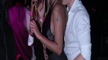 Imagem Andressa Urach proporciona momentos picantes com cantor sertanejo