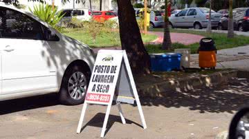 Imagem  Lava jato a céu aberto em via pública. Agora pode é?