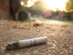 Imagem Projeto prevê multa para quem jogar bituca de cigarro nas ruas