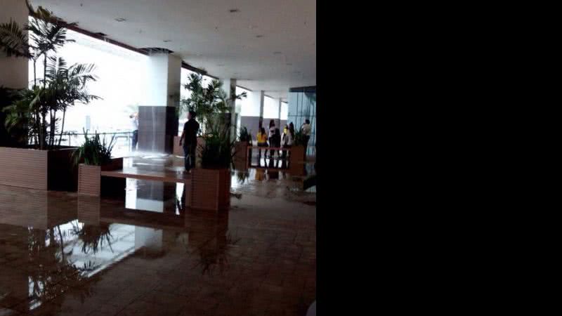 Imagem Clientes se assustam com 'aguaceiro' no Shopping Bela Vista