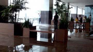 Imagem Clientes se assustam com 'aguaceiro' no Shopping Bela Vista