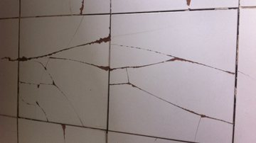 Imagem Consumidor compra apartamento, piso racha e Construtora Sol faz pouco caso
