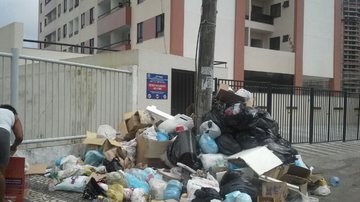 Imagem Amontoado de lixo: Limpurb esquece de fazer o serviço em rua de Brotas 