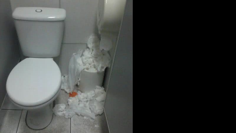 Imagem Alunos da Unijorge reclamam de banheiros emporcalhados