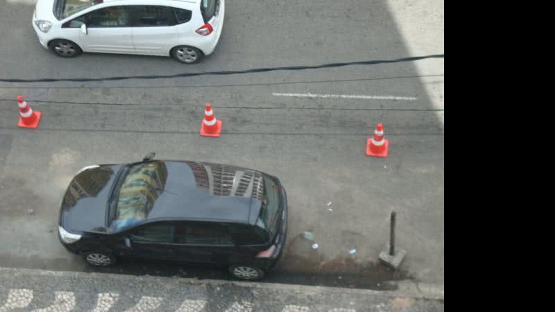 Imagem Você Repórter: leitor flagra carros estacionados em ciclovia na Pituba