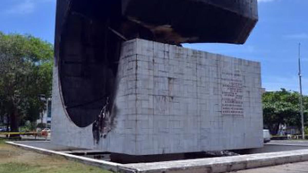 Monumento Clériston Andrade, atingido por incêndio, começa a ser recuperado