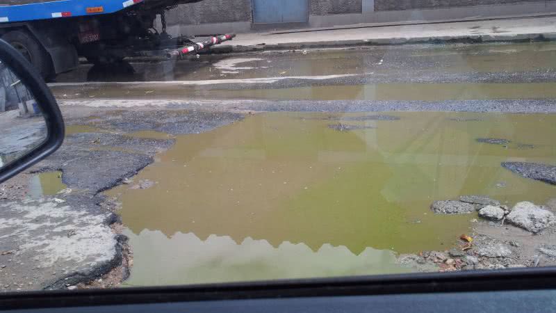 Imagem Banho de 'merda' na Rua da Etiópia, em Pirajá