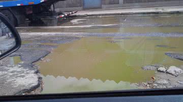 Imagem Banho de 'merda' na Rua da Etiópia, em Pirajá