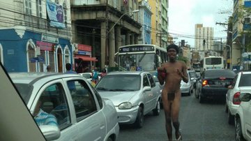 Imagem Homem é flagrado desfilando nu no Centro de Salvador. Veja foto