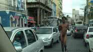 Imagem Homem é flagrado desfilando nu no Centro de Salvador. Veja foto