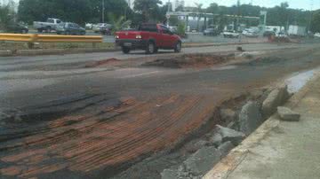 Imagem Recém-inaugurada, via na Paralela está tomada por buracos