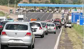 Imagem Elevado de concreto permite a travessia de pedestres e veículos na BA-099