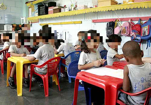 Imagem Homem liga para creche, faz ameaças sexuais e aterroriza funcionários