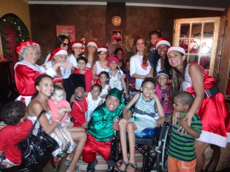 Imagem Crianças do GACC visitam Casa do Papai Noel Coca-Cola