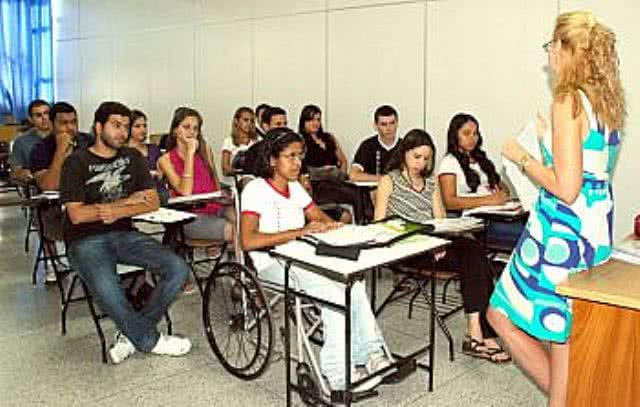 Imagem Pessoas com deficiência física terão vagas prioritárias em escolas públicas