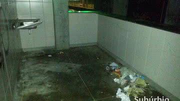 Imagem Deplorável: sujeira, vandalismo e abandono no Terminal de Plataforma