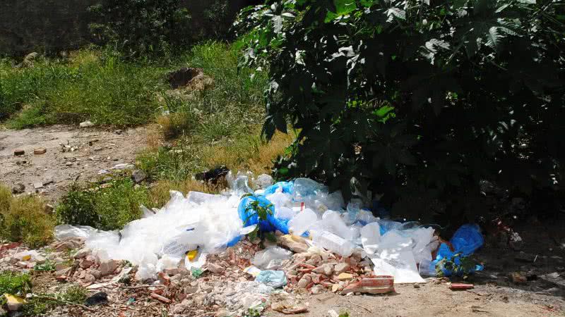 Imagem Lixo hospitalar descartado em terreno de Conquista