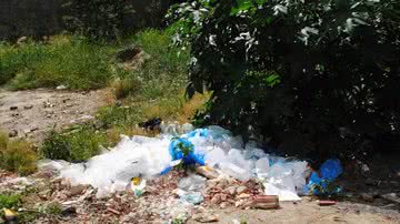 Imagem Lixo hospitalar descartado em terreno de Conquista