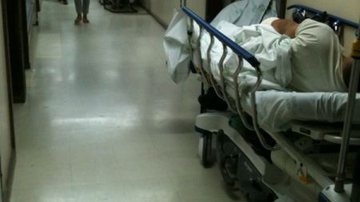 Imagem Caos no Hospital São Rafael: pacientes da emergência são jogados em corredores