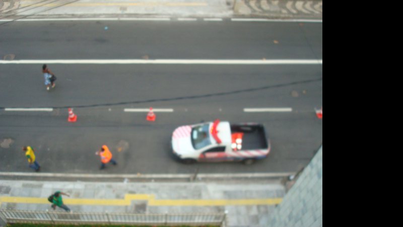 Imagem Transalvador guincha carros estacionados em ciclovia na Pituba
