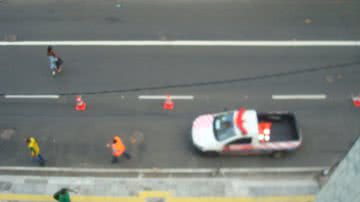 Imagem Transalvador guincha carros estacionados em ciclovia na Pituba