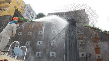 Imagem Viga da passarela na Estrada da Rainha desaba