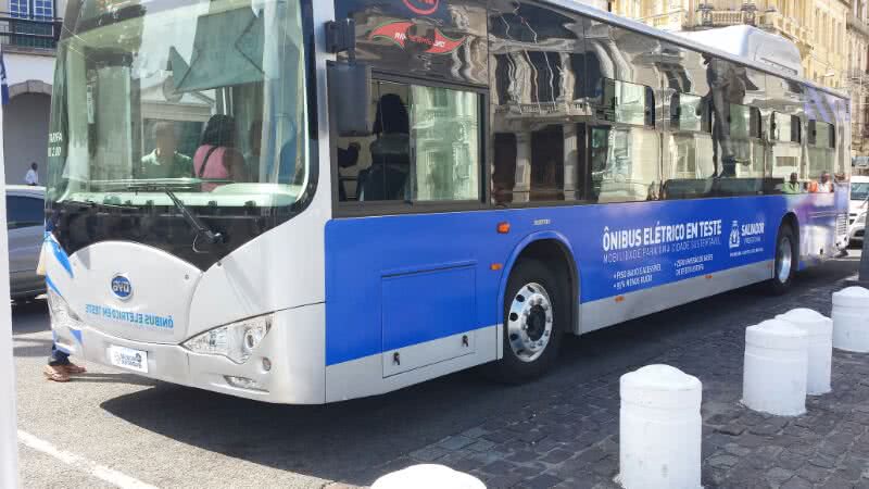 Imagem Neto não vai ao teste do ônibus elétrico. Aleluia apresenta novo transporte