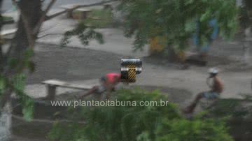 Imagem Casal inicia sexo em praça pública