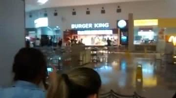 Imagem Vídeo: água invade praça de alimentação de shopping em Conquista