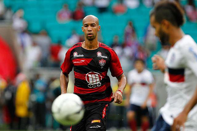 Imagem Responsável pelo milésimo gol no Brasileirão, Dinei garante Vitória na briga
