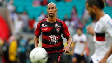 Imagem Responsável pelo milésimo gol no Brasileirão, Dinei garante Vitória na briga