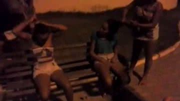 Imagem Tortura: garotas têm cabelos cortados com faca e são espancadas por mulheres