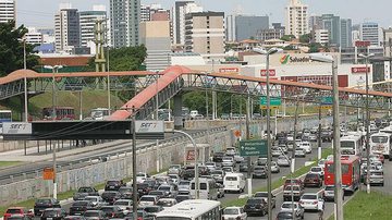 Imagem Trânsito de Salvador piora com rompimento de adutoras e Copa