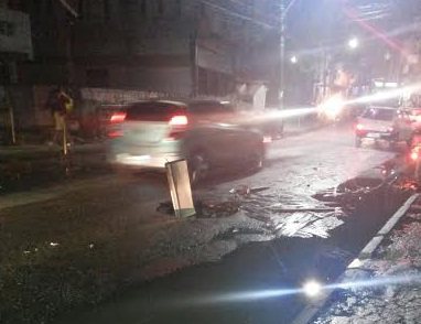 Imagem Trânsito no IAPI trava por causa de buraco