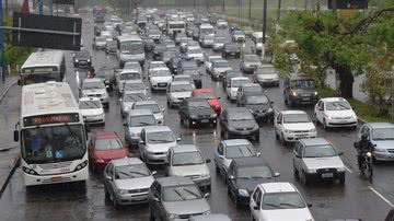 Imagem Trânsito caótico em dia chuvoso na capital baiana